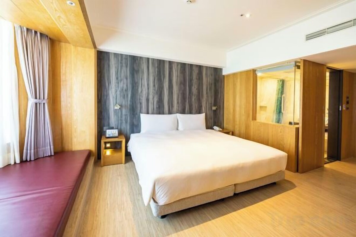 Premium bedding, down comforters, minibar, in-room safe