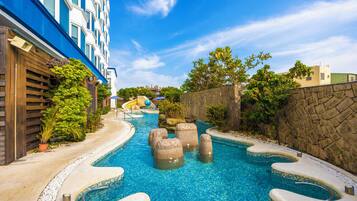 Hồ bơi ngoài trời phục vụ theo mùa, nhân viên cứu hộ trong khuôn viên