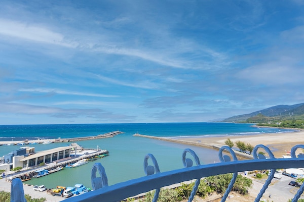 Una playa cerca, arena blanca
