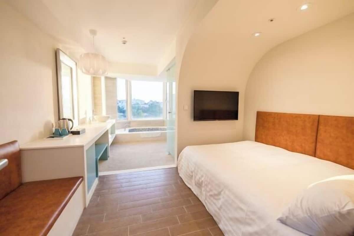 Luxe beddengoed, donzen dekbedden, een minibar, een kluis op de kamer