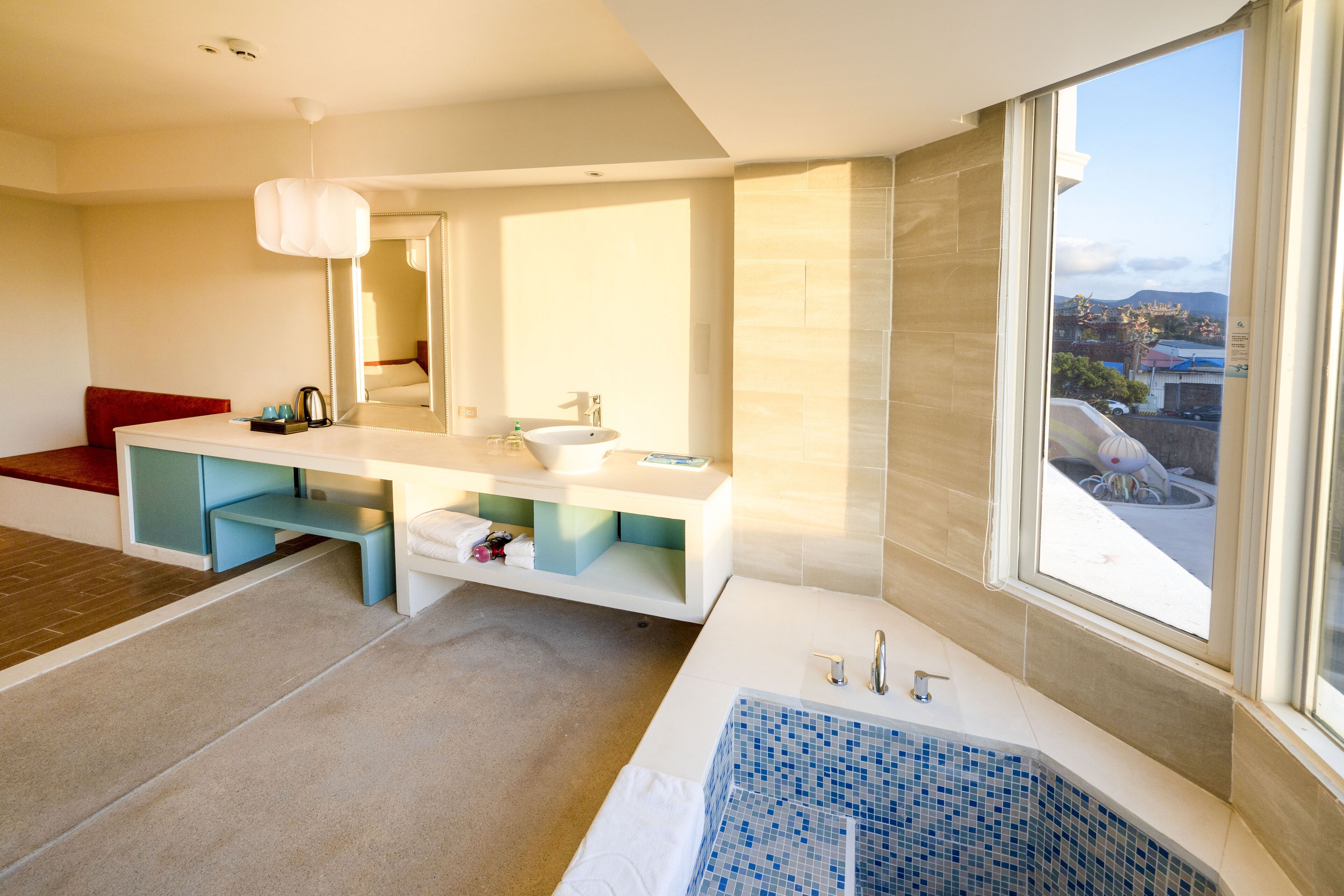 Une salle de bain moderne avec une grande baignoire, un meuble-lavabo à deux vasques et un grand miroir.