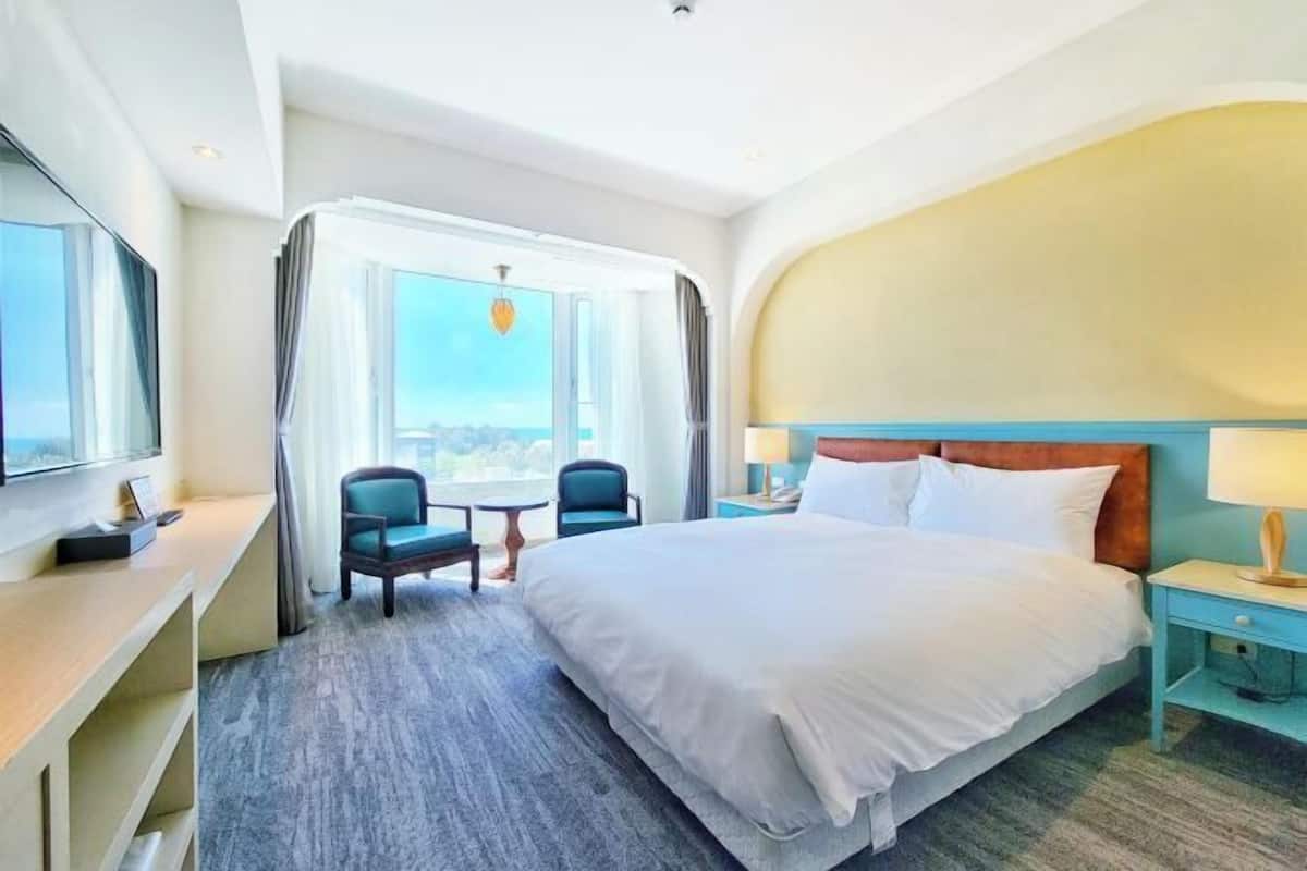 Luxe beddengoed, donzen dekbedden, een minibar, een kluis op de kamer