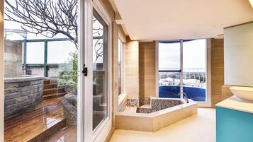 Phòng 4 phong cách cổ điển, quang cảnh biển | Bộ đồ giường cao cấp, chăn bông, minibar, két bảo mật tại phòng