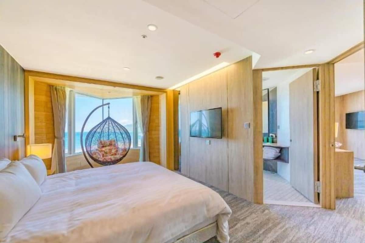 Luxe beddengoed, donzen dekbedden, een minibar, een kluis op de kamer