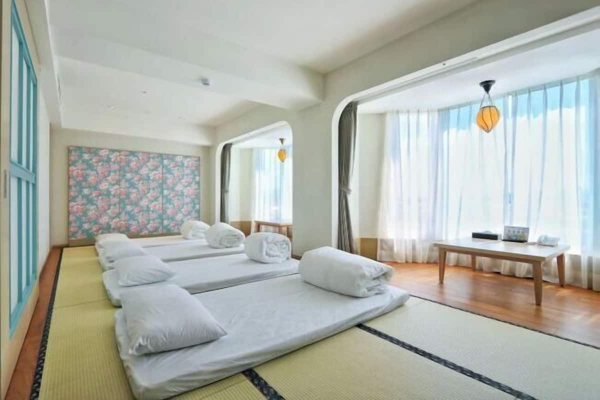 Luxe beddengoed, donzen dekbedden, een minibar, een kluis op de kamer