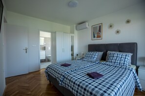 4 bedrooms, iron/ironing board, free WiFi, bed sheets