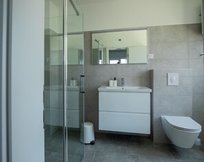 Douche, séchoir à cheveux, serviettes fournies, savon