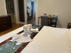 1 室のベッドルーム、デスク、アイロン / アイロン台、WiFi (無料)