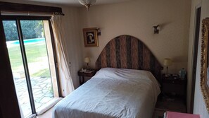 7 habitaciones, tabla de planchar con plancha y cuna de viaje