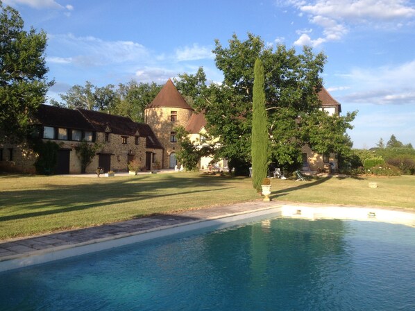 Una piscina al aire libre
