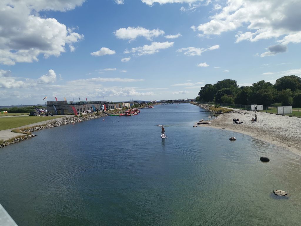 På stranden