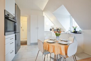 Réfrigérateur, four à micro-ondes, un four, surface de cuisson