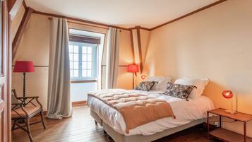 6 quartos, ferros/tábuas de passar roupa, Wi-Fi, roupa de cama