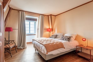 6 bedrooms, iron/ironing board, WiFi, bed sheets