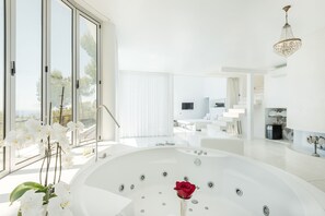 8 chambres, bureau, fer et planche à repasser, lit parapluie