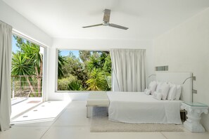 8 quartos, escrivaninha, ferros/tábuas de passar roupa, berço de viagem