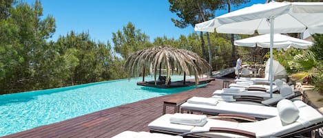 Una piscina al aire libre, una piscina climatizada