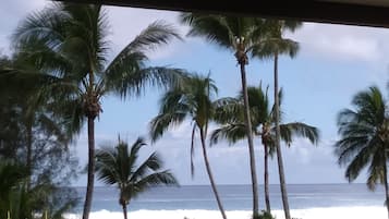 Beach nearby, sun-loungers, beach towels