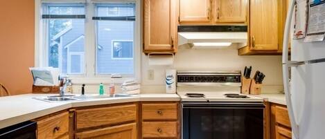 Fridge, microwave, stovetop, dishwasher