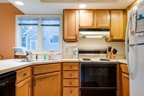 Kühlschrank, Mikrowelle, Herdplatte, Geschirrspüler