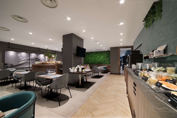 Kontinental frukost varje dag (EUR 10 per person)