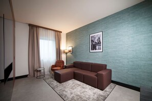 Junior-Suite, Nichtraucher | Minibar, Zimmersafe, Schreibtisch, schallisolierte Zimmer