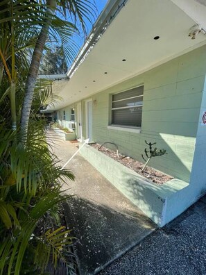 المنطقة المحيطة بالمنشأة