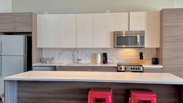 Refrigerador, microondas, horno y parrilla de estufa