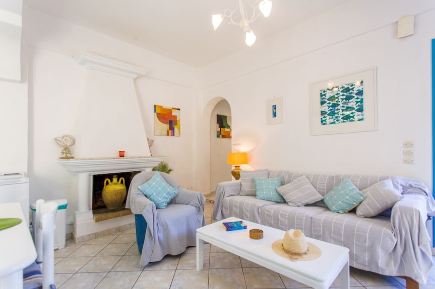 Elsa House Sits At The Waters Edge Of Idyllic Agios Stefanos Sinies - Ksamil
