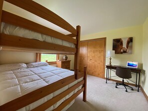 3 bedrooms, desk, free WiFi, bed sheets