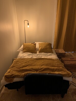 2 bedrooms, travel cot, free WiFi, bed sheets
