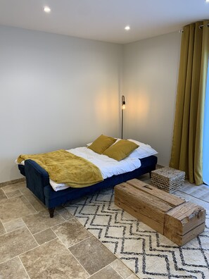 2 bedrooms, travel cot, free WiFi, bed sheets