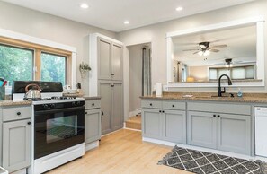 Fridge, microwave, oven, stovetop - Charlevoix Escape: Ski, Hike, Beach & Chill (Charlevoix)