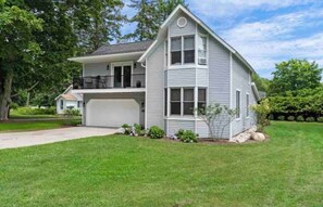 Exterior - Charlevoix Escape: Ski, Hike, Beach & Chill (Charlevoix)