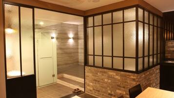 Suite Royal | Bagno | Vasca e doccia separate, set di cortesia gratuito, asciugacapelli