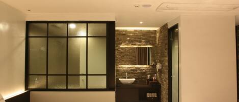 标准双床房 | 浴室 | 独立的浴缸和淋浴、免费洗浴用品、吹风机、肥皂