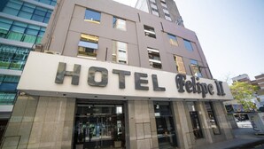 A hotel named "HOTEL Felipe II" with a modern facade, large windows, and a prominent entrance. - Hotel Felipe II (Córdoba)
