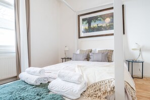 Standard House (2 Bedrooms) | 2 bedrooms, premium bedding, individually decorated - Classic Belgravia Home by Victoria Station by Underthedoormat (London)