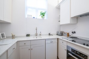 Standard House (2 Bedrooms) | Private kitchen | Fridge, microwave, oven, stovetop - Classic Belgravia Home by Victoria Station by Underthedoormat (London)