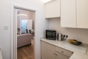 Standard House (2 Bedrooms) | Private kitchen | Fridge, microwave, oven, stovetop - Classic Belgravia Home by Victoria Station by Underthedoormat (London)