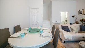 Standard House (2 Bedrooms) | In-room dining - Classic Belgravia Home by Victoria Station by Underthedoormat (London)