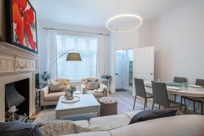 Standard-Haus (2 Bedrooms) | Wohnzimmer | 24-Zoll-Flachbildfernseher mit Kabelempfang, Fernseher