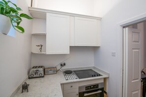 Standaard huis (2 Bedrooms) | Privékeuken | Een koelkast, een microgolfoven, een oven, een kookplaat