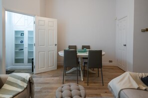 Standard House (2 Bedrooms) | In-room dining - Classic Belgravia Home by Victoria Station by Underthedoormat (London)
