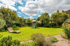Garden - Majestic Home With Beautiful Garden in North West London by Underthedoormat (London)