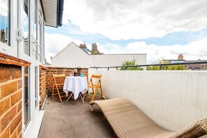 Family House (5 Bedrooms) | Terrace/patio - Majestic Home With Beautiful Garden in North West London by Underthedoormat (London)