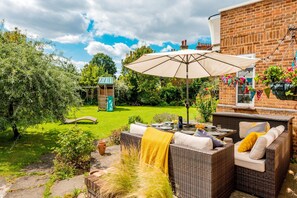 Garden view - Majestic Home With Beautiful Garden in North West London by Underthedoormat (London)