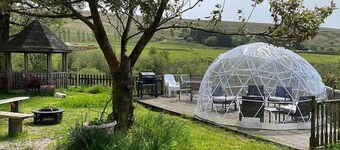 Barn Cottage - Farm Park Stay with Hot Tub, BBQ & Fire Pit