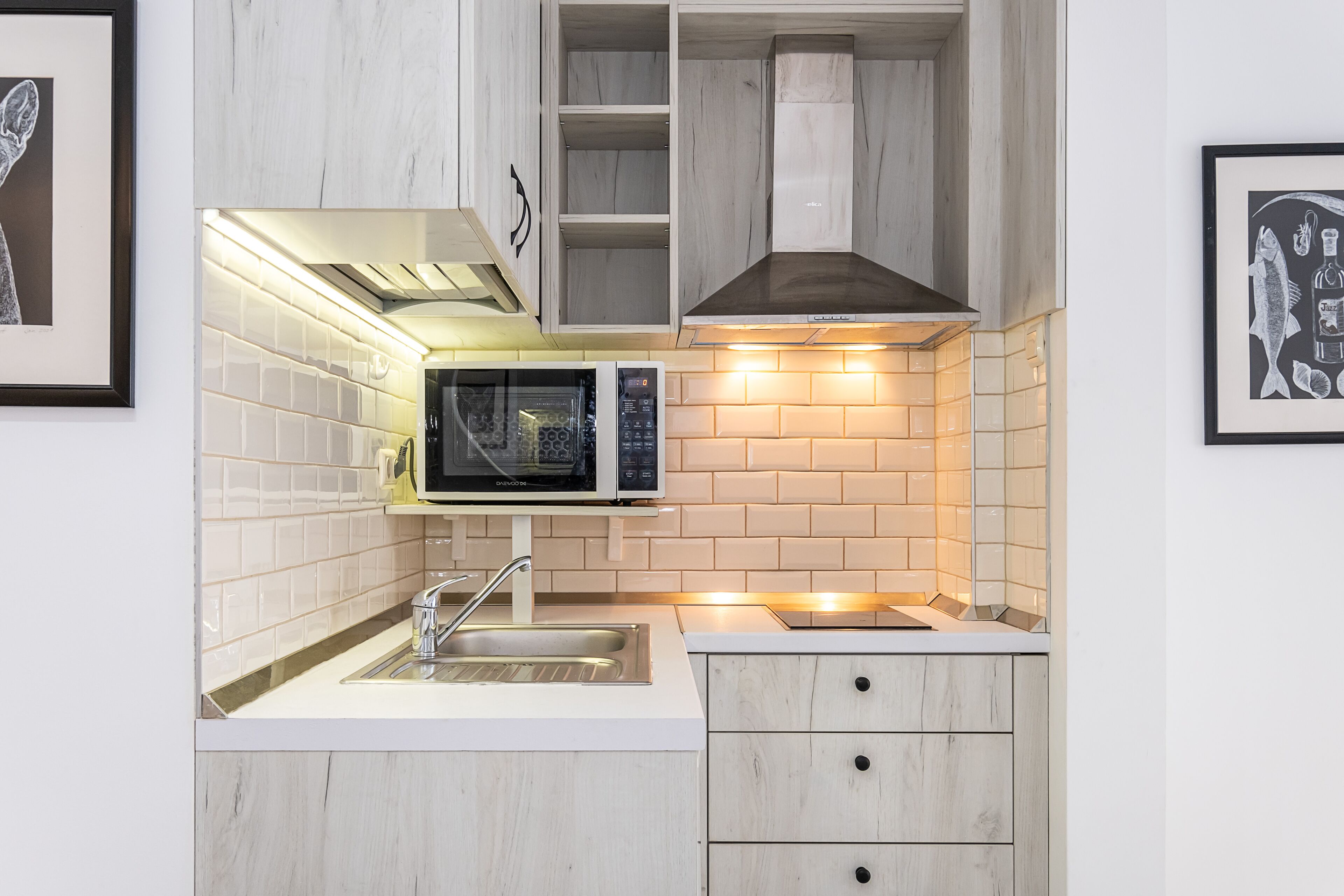 Jääkaappi, mikroaaltouuni, uuni, liesi