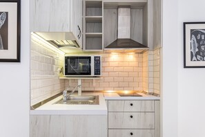 Réfrigérateur, micro-ondes, four, plaque de cuisson